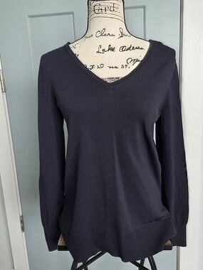 Ann Taylor Navy Blue V-Neck Sweater Size M Lightweight Knit Classic EPUC